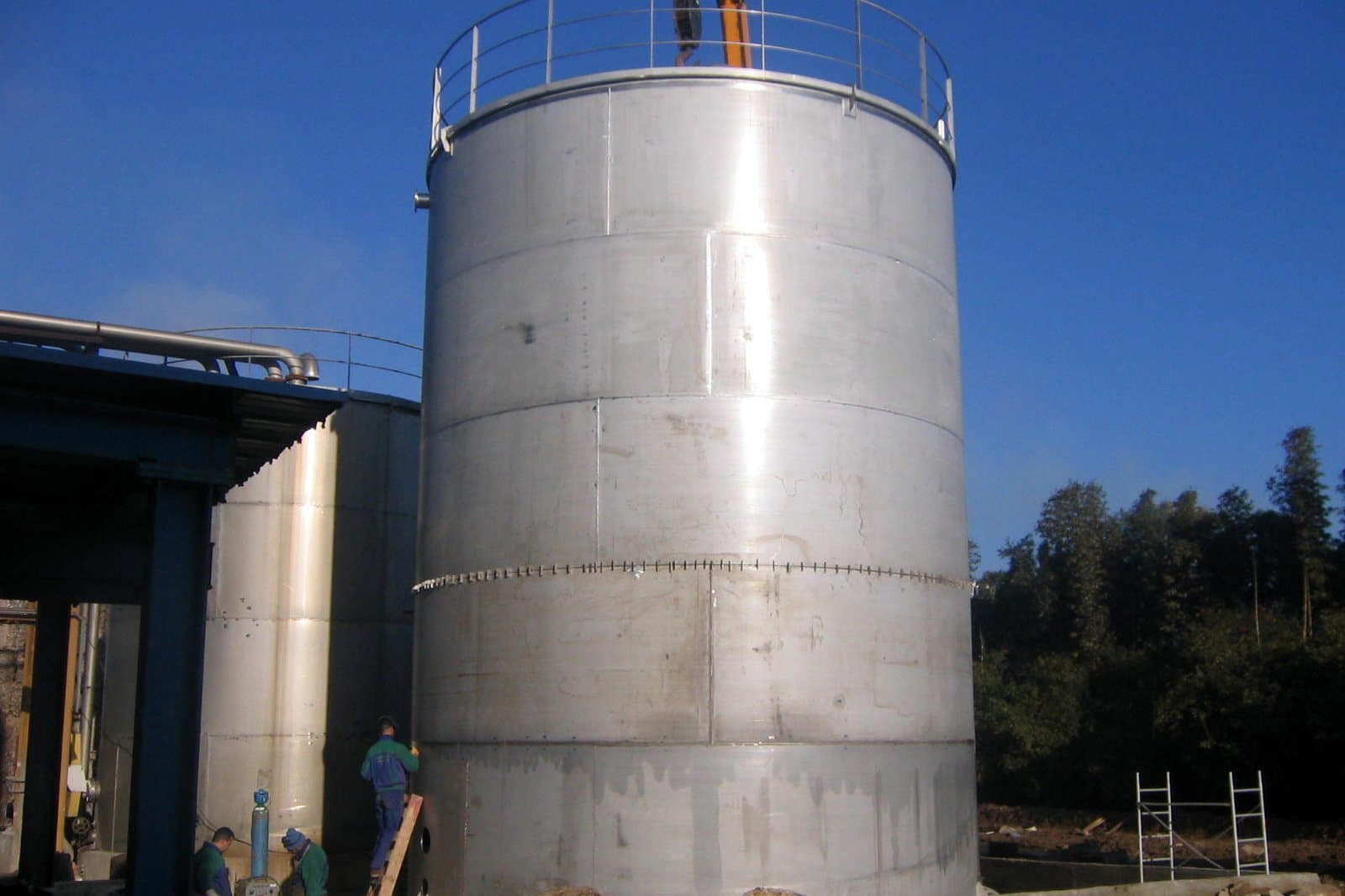 A 400 m³ vertical stainless steel storage tank erected on site